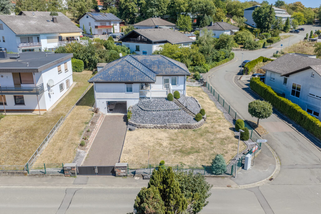 Ansicht mit Garage