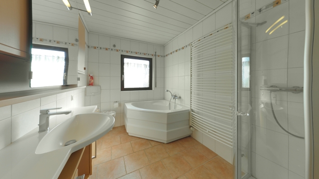 06_Badezimmer_linkes Haus