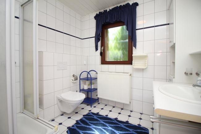 13_Badezimmer_rechtes Haus